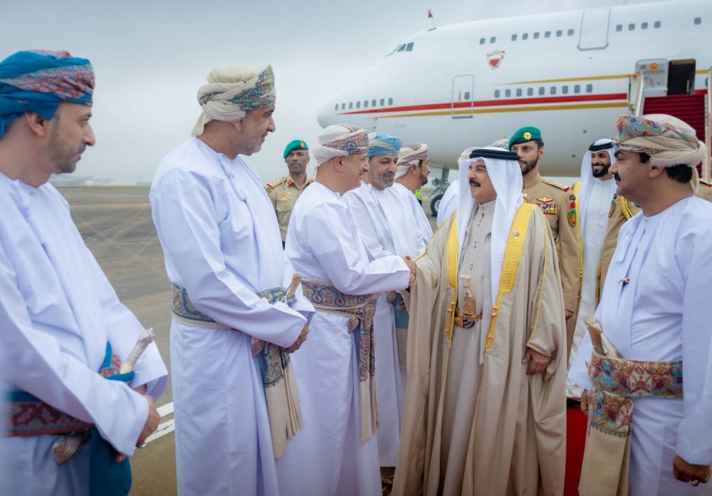الملك يصل إلى صلالة في زيارة خاصة لسلطنة عمان الشقيقة