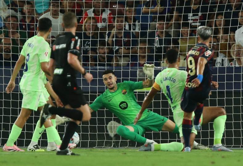 ريمونتادا مثيرة في فوز قاتل لبرشلونة على ليفانتي 3-2 بالدوري الإسباني