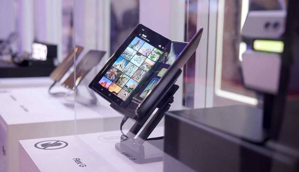 تسريبات جديدة تكشف عن ملامح أول هاتف ثلاثي الطي من سامسونج