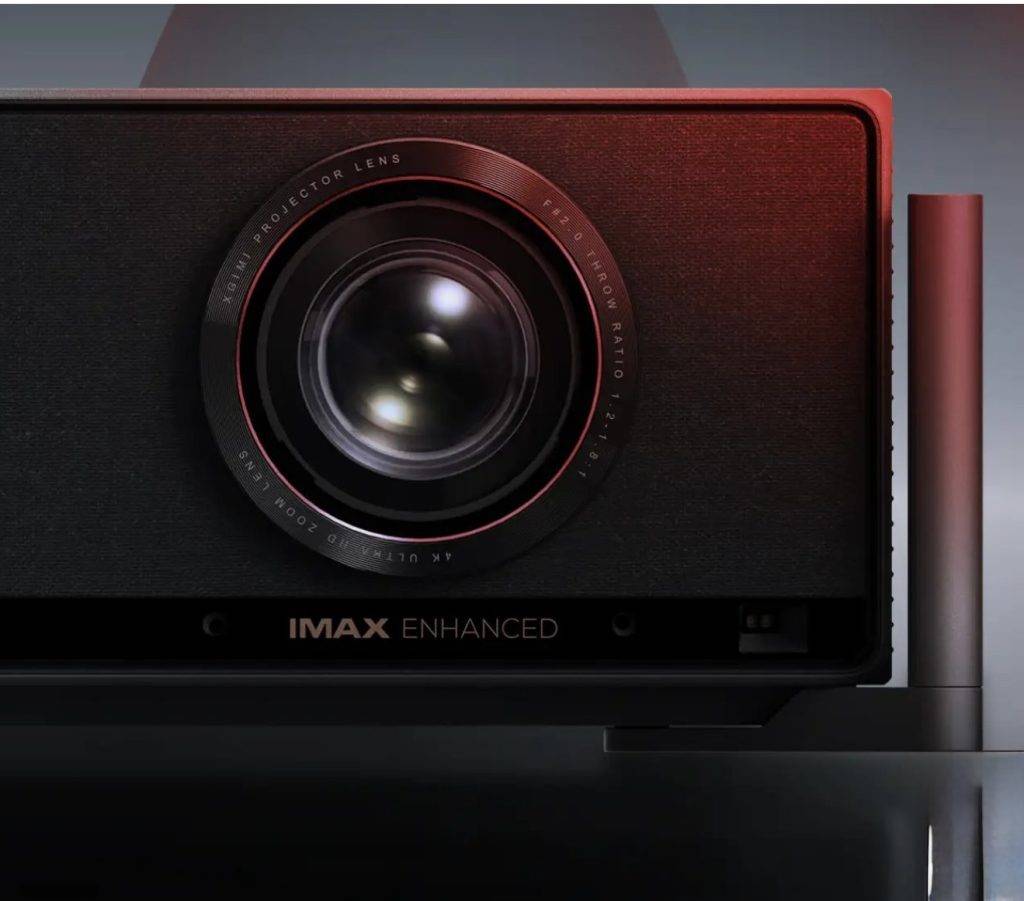 إكسجيمي تدخل عالم الأجهزة الاحترافية بجهاز العرض الجديد "تايتان"