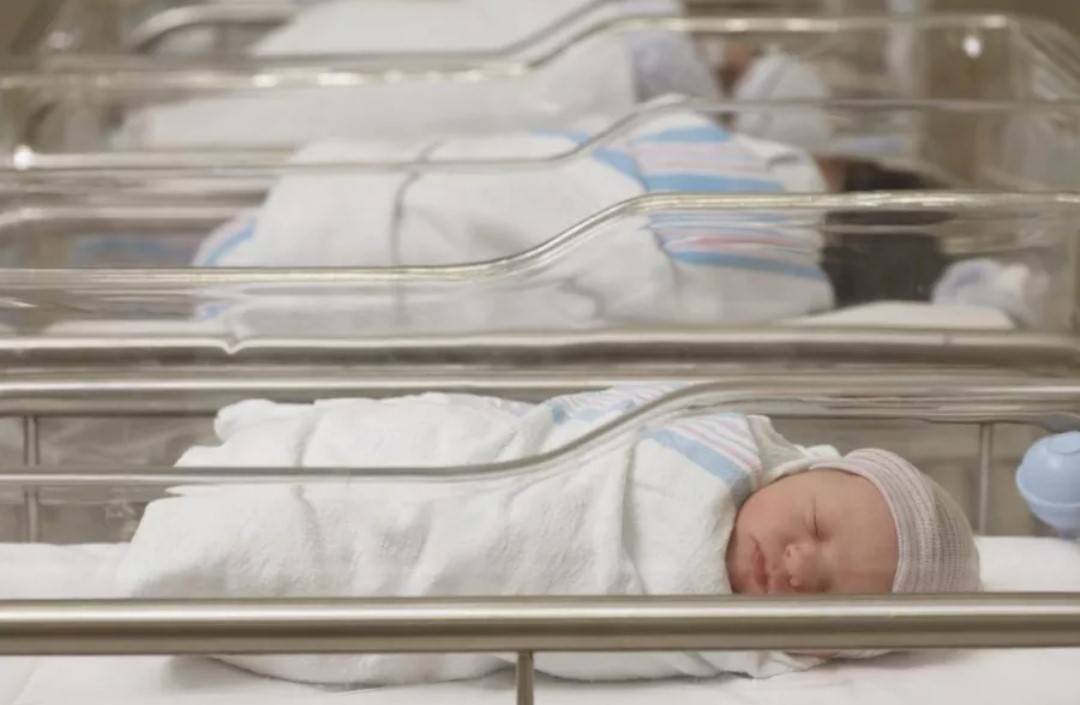 طفلان عاش كل منهما حياة الآخر بالخطأ.. والحقيقة ظهرت بعد 60 عامًا