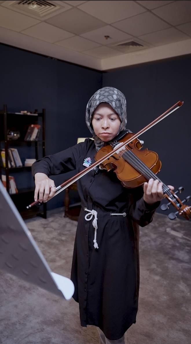 من الألم إلى الإبداع.. البحرينية زينب حبيب تتحدى المرض وتلهم الآخرين بالأمل