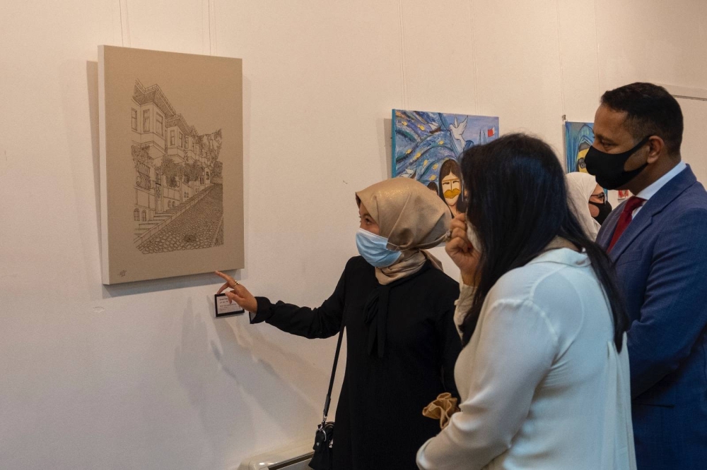 من الألم إلى الإبداع.. البحرينية زينب حبيب تتحدى المرض وتلهم الآخرين بالأمل