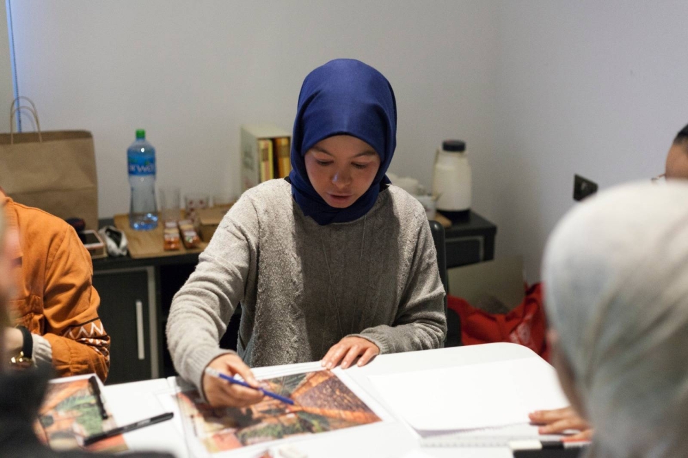 من الألم إلى الإبداع.. البحرينية زينب حبيب تتحدى المرض وتلهم الآخرين بالأمل