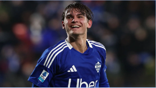 توتنهام يستهدف التعاقد مع نيكو باز من كومو