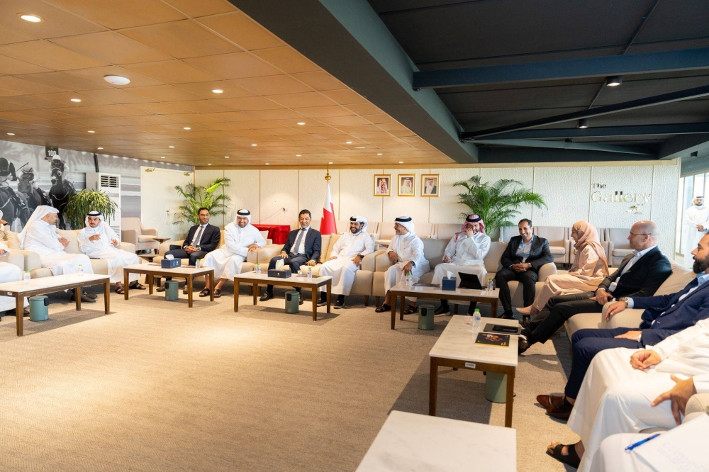 وزير البلديات يتفقد أعمال التشجير في نادي راشد للفروسية وسباق الخيل