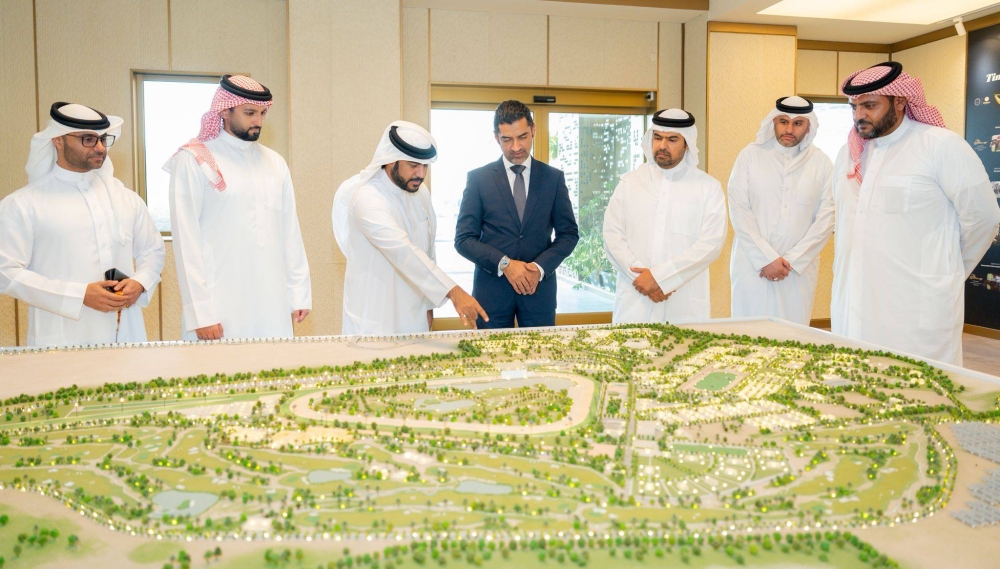 وزير البلديات يتفقد أعمال التشجير في نادي راشد للفروسية وسباق الخيل