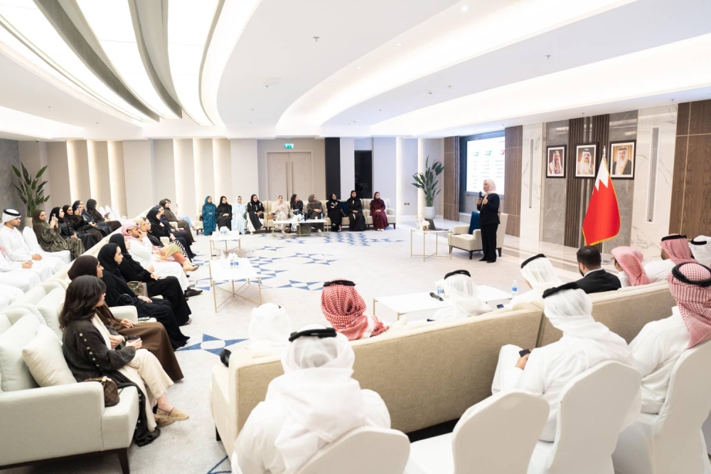 الرئيس التنفيذي لـ"تمكين" تلتقي بالشباب البحريني