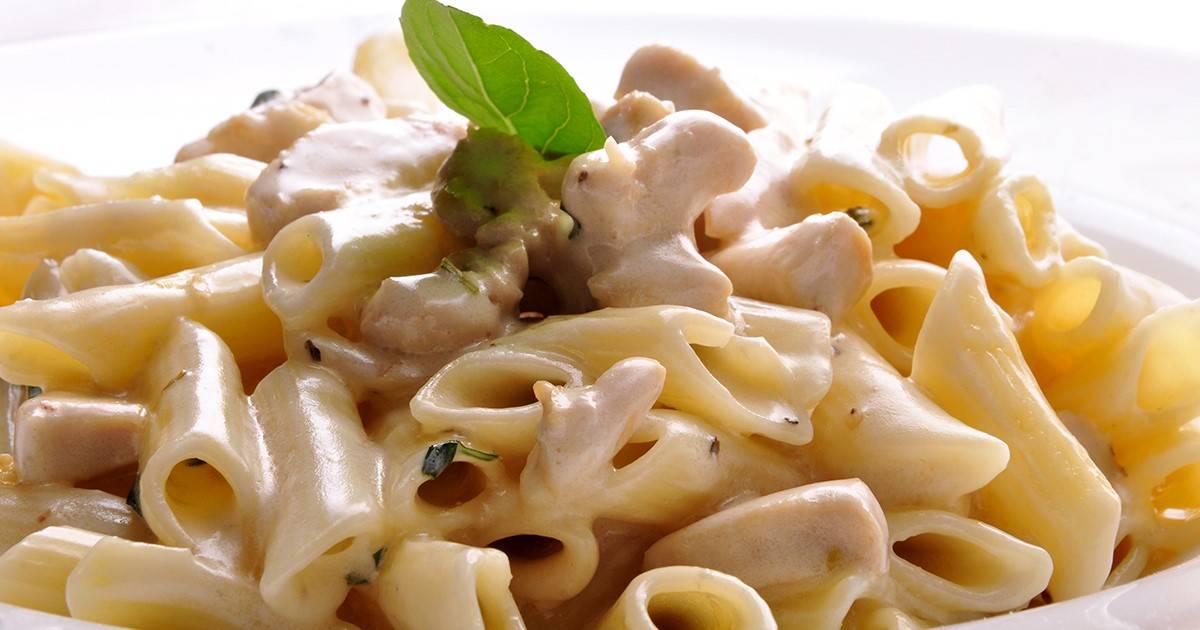 طريقة سهلة لتحضير المكرونة بالصوص الأبيض والمشروم