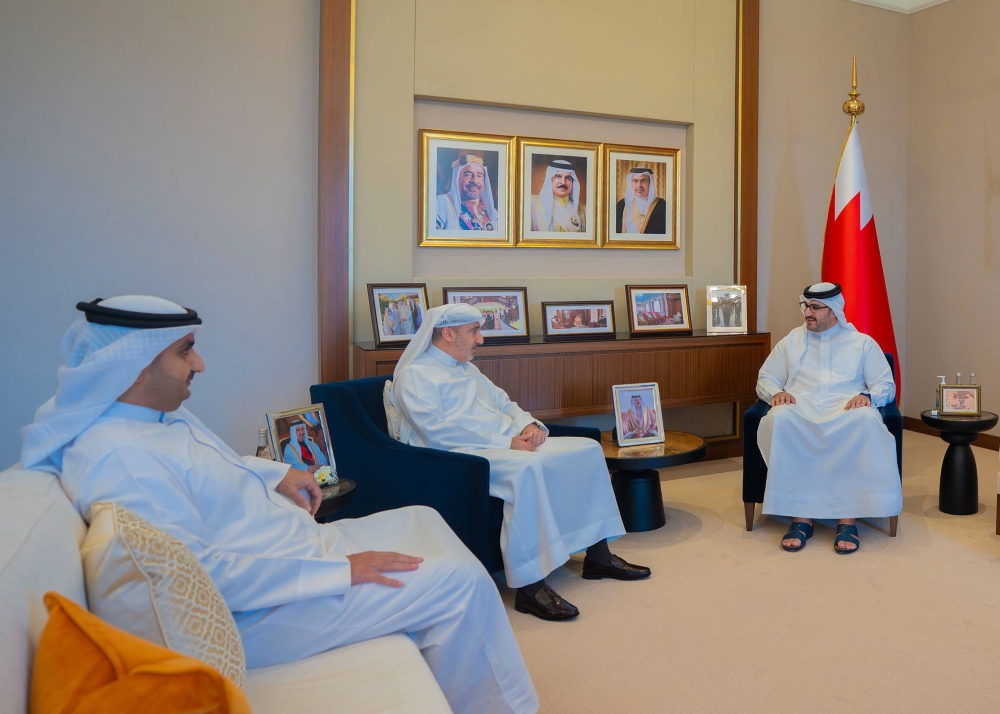 عيسى بن سلمان بن حمد يستقبل رئيس جهاز الخدمة المدنية