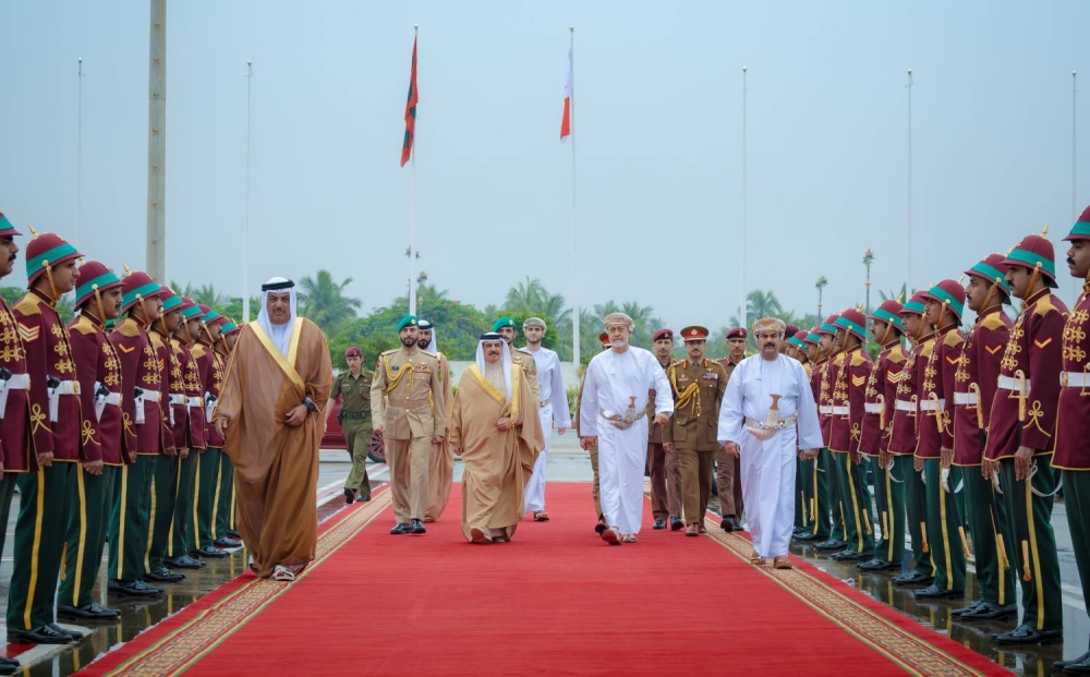 الملك يغادر مدينة صلالة بعُمان بعد زيارة خاصة تم فيها استعراض العلاقات التاريخية
