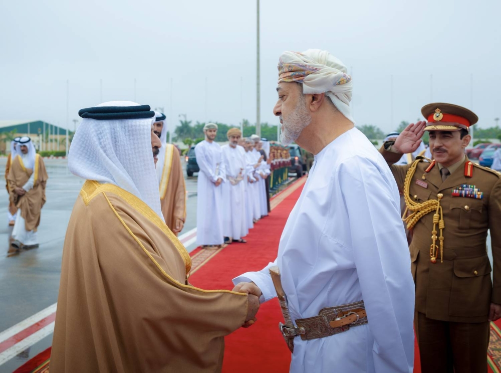 الملك يغادر مدينة صلالة بعُمان بعد زيارة خاصة تم فيها استعراض العلاقات التاريخية