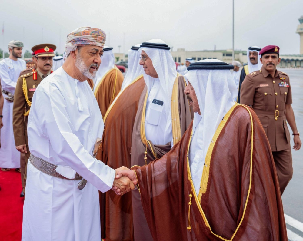 الملك يغادر مدينة صلالة بعُمان بعد زيارة خاصة تم فيها استعراض العلاقات التاريخية