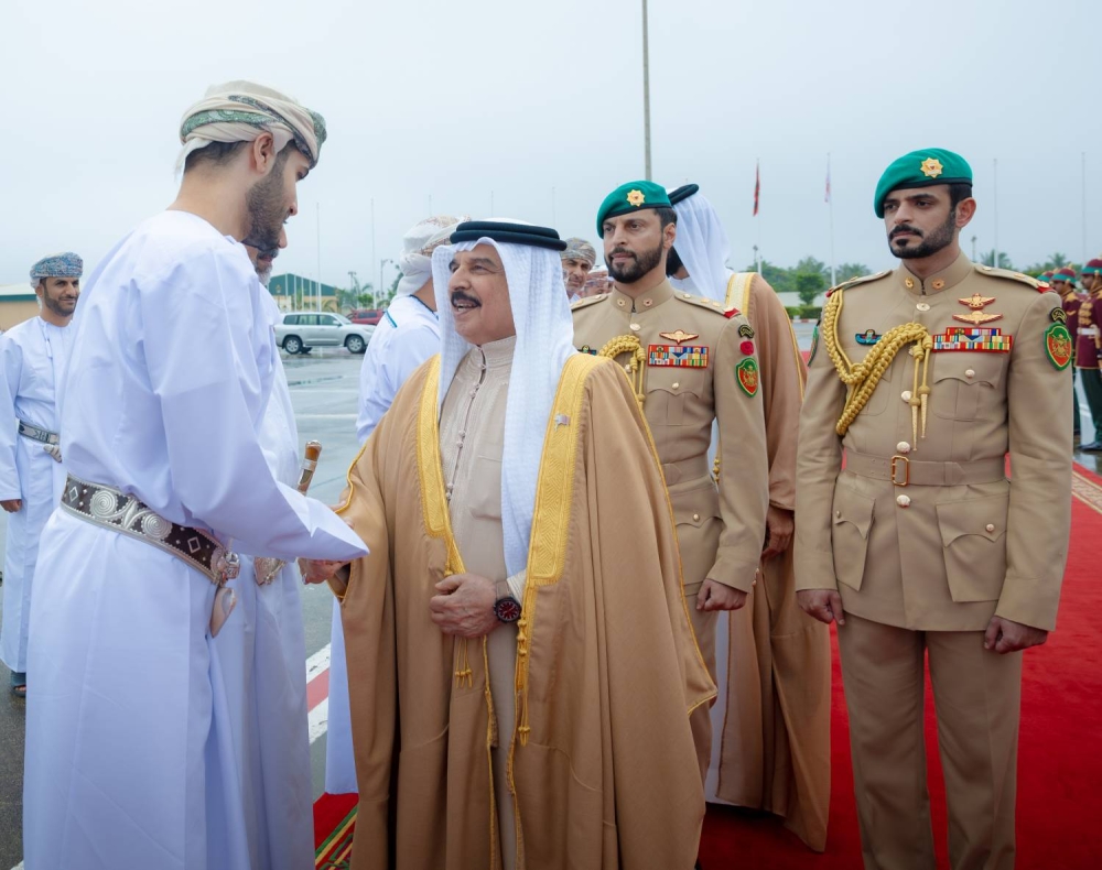 الملك يغادر مدينة صلالة بعُمان بعد زيارة خاصة تم فيها استعراض العلاقات التاريخية