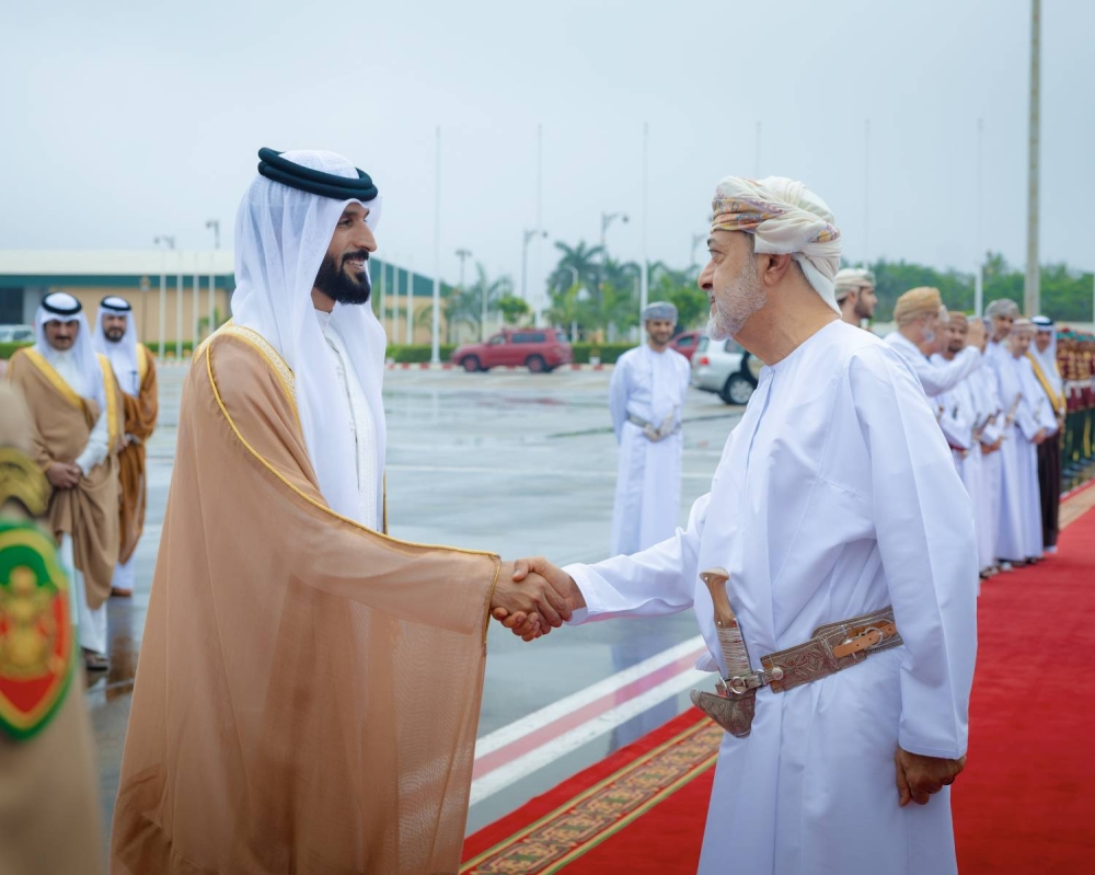 الملك يغادر مدينة صلالة بعُمان بعد زيارة خاصة تم فيها استعراض العلاقات التاريخية