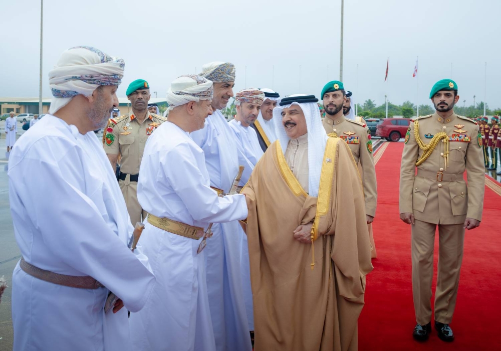 الملك يغادر مدينة صلالة بعُمان بعد زيارة خاصة تم فيها استعراض العلاقات التاريخية