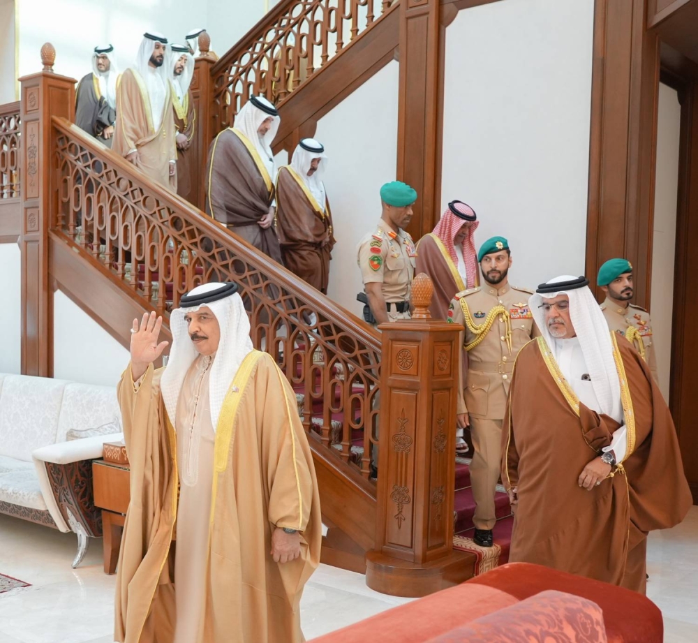 الملك يعود إلى أرض الوطن بعد زيارة خاصة لسلطنة عمان