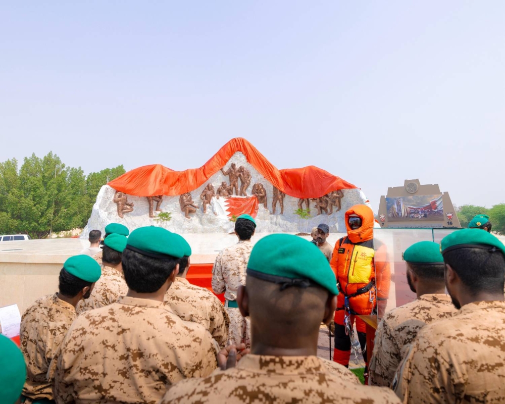 ناصر بن حمد يستقبل المدهون ويشيد بجهوده الفنية في تخليد إنجاز الحرس الملكي