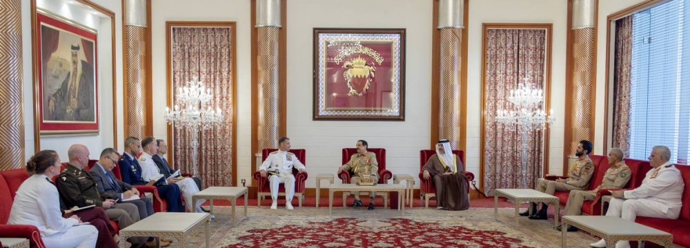 الملك القائد الأعلى للقوات المسلحة يستقبل قائد القيادة المركزية الأمريكية