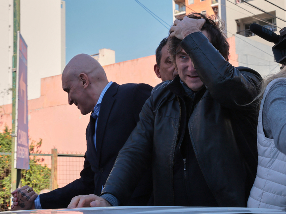 متظاهرون يهاجمون الرئيس الأرجنتيني بالحجارة خلال حملته الانتخابية