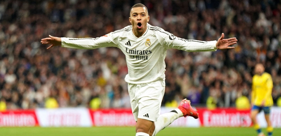 كيليان مبابي يتألق داخل الملعب وخارجه بهدية ذهبية استثنائية.. صور