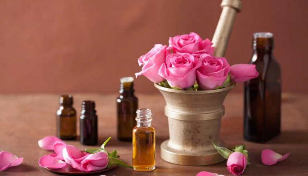 فوائد زيت الورد للبشرة.. إشراقة طبيعية وعلاج فعّال لمشاكل الجلد