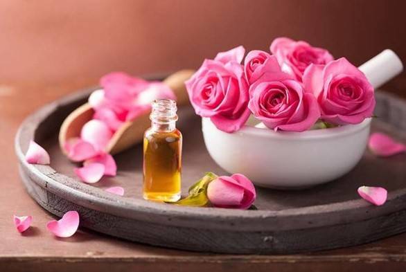 فوائد زيت الورد للبشرة.. إشراقة طبيعية وعلاج فعّال لمشاكل الجلد