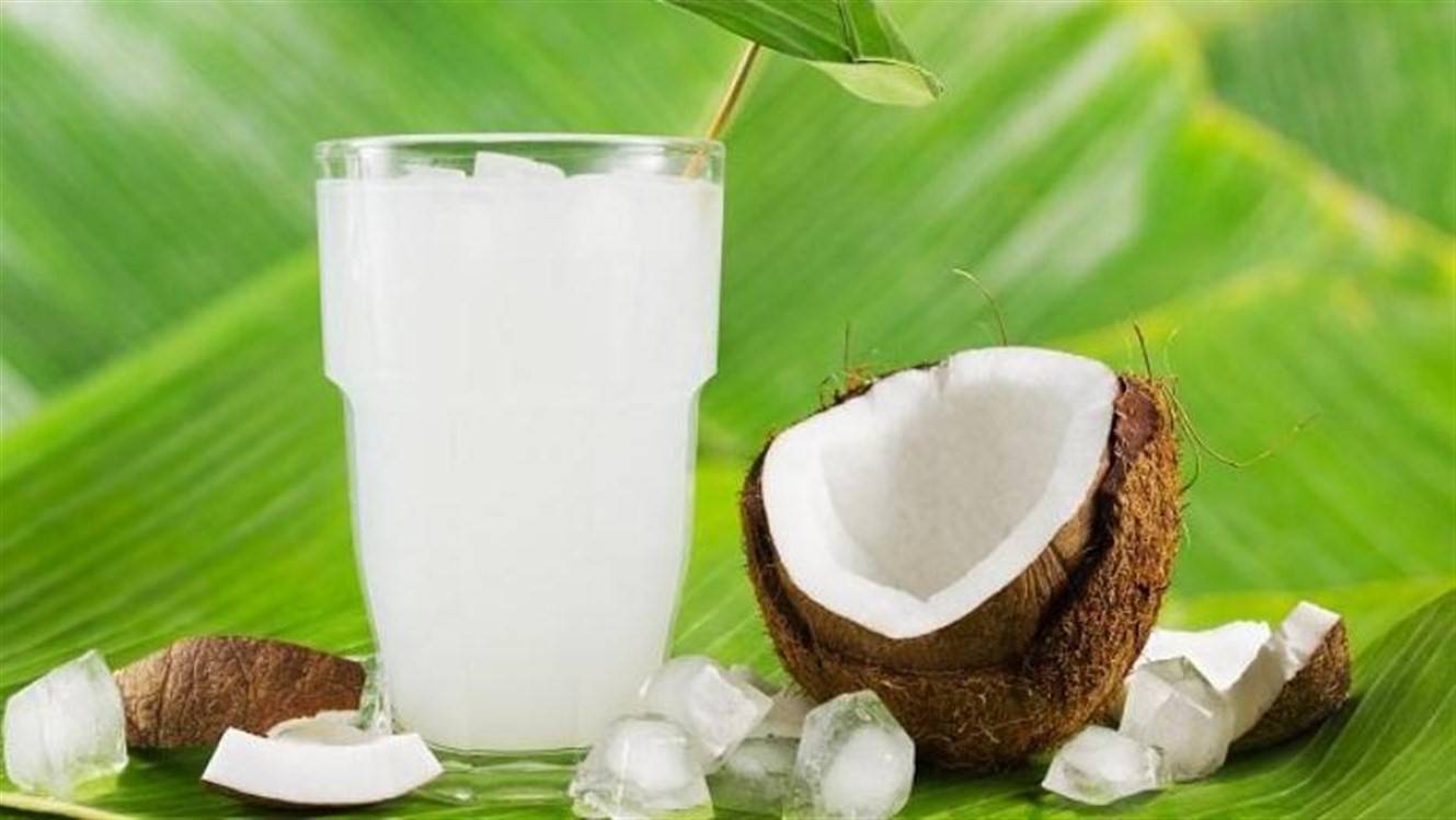 ماء جوز الهند.. سر جمال طبيعي لبشرة نضرة وخالية من العيوب
