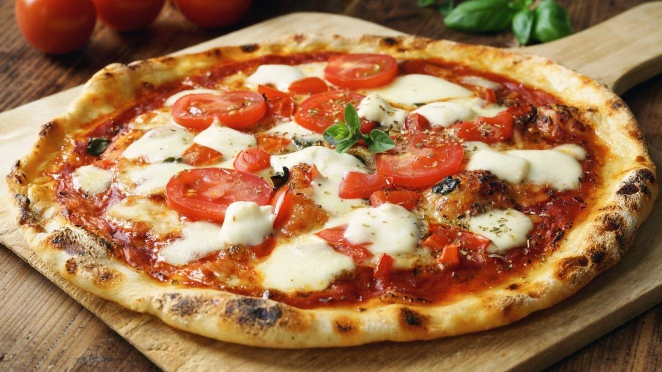 طريقة عمل بيتزا منزلية بعجينة هشة تنافس المطاعم