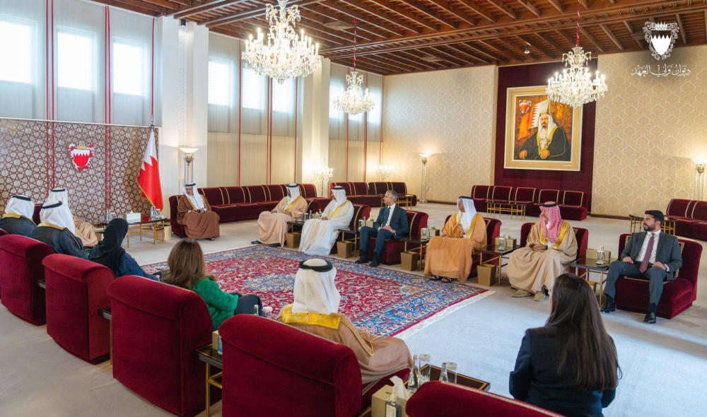 نائب &rlm;الملك ولي العهد يلتقي بإدارة بورصة البحرين  ويشيد بدورها في التنمية الاقتصادية