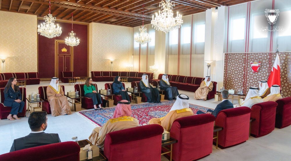 نائب &rlm;الملك ولي العهد يلتقي بإدارة بورصة البحرين  ويشيد بدورها في التنمية الاقتصادية