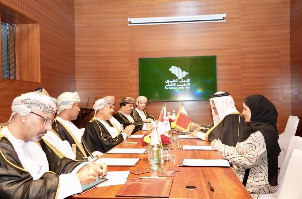 وزير المواصلات يشارك في الملتقى الخليجي للتنقل الأخضر بسلطنة عمان