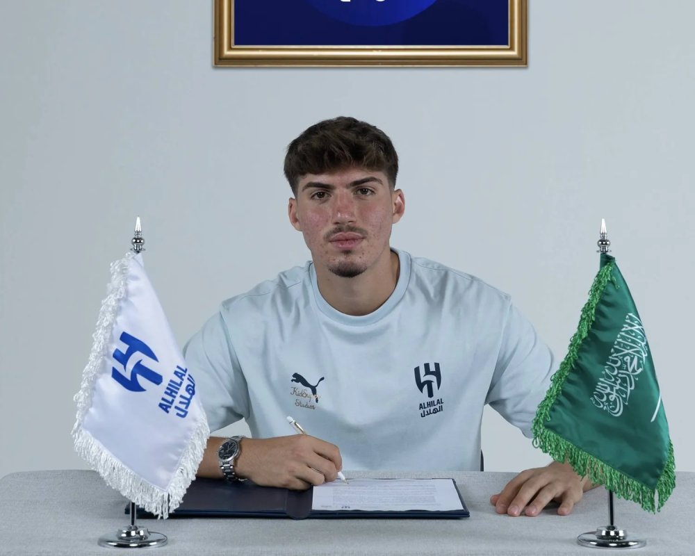 الهلال السعودي يضم المدافع التركي يوسف أكتشيشيك رسميًا