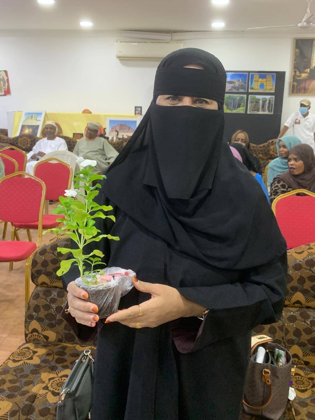 النادي السوداني ينظم أول فعالية من نوعها في التوعية بأهمية الزراعة قدمتها د. سارة عمر