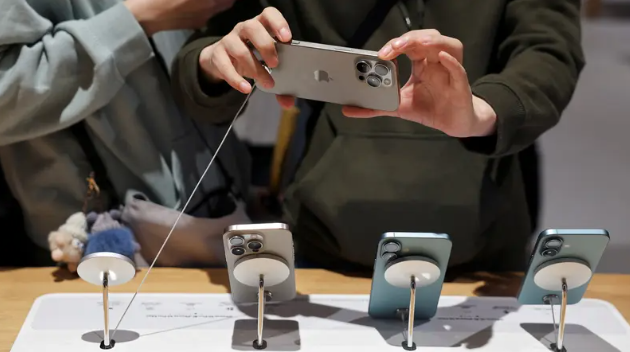 دراسة: 30% من مستخدمي آيفون يهدِّدون بالانتقال إلى "سامسونغ" و"غوغل"