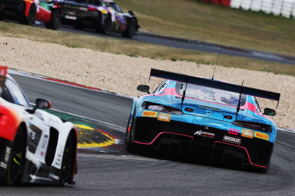 عيسى بن عبدالله: إنجاز فريق تو سيز لسباق السيارات في حلبة نوربورغرينغ يعكس التزام الفريق ويؤكد مكانة مملكة البحرين في سباقات السيارات العالمية