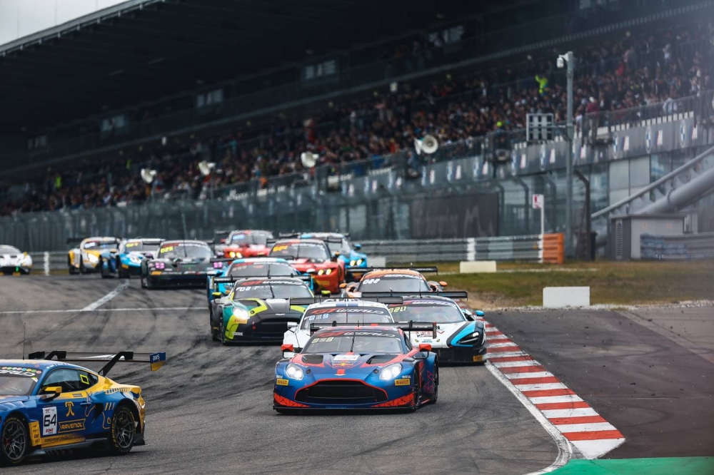 عيسى بن عبدالله: إنجاز فريق تو سيز لسباق السيارات في حلبة نوربورغرينغ يعكس التزام الفريق ويؤكد مكانة مملكة البحرين في سباقات السيارات العالمية