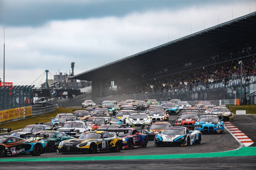 عيسى بن عبدالله: إنجاز فريق تو سيز لسباق السيارات في حلبة نوربورغرينغ يعكس التزام الفريق ويؤكد مكانة مملكة البحرين في سباقات السيارات العالمية