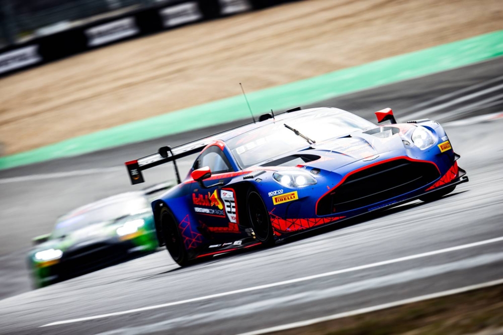 عيسى بن عبدالله: إنجاز فريق تو سيز لسباق السيارات في حلبة نوربورغرينغ يعكس التزام الفريق ويؤكد مكانة مملكة البحرين في سباقات السيارات العالمية