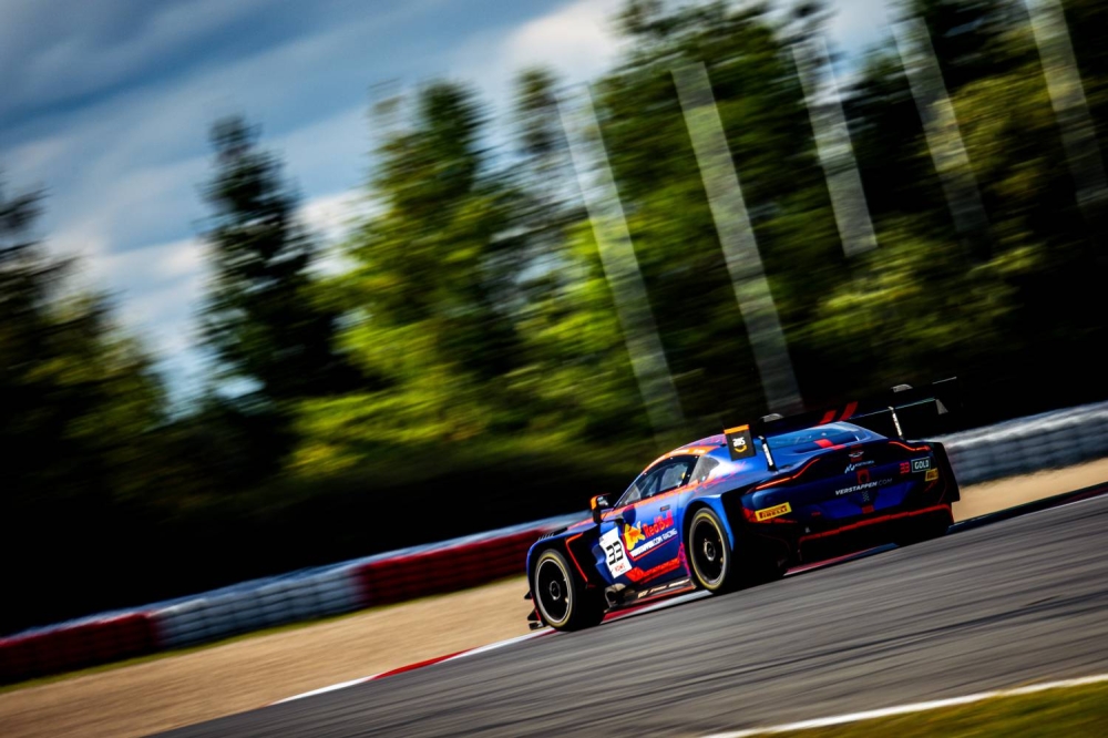 عيسى بن عبدالله: إنجاز فريق تو سيز لسباق السيارات في حلبة نوربورغرينغ يعكس التزام الفريق ويؤكد مكانة مملكة البحرين في سباقات السيارات العالمية