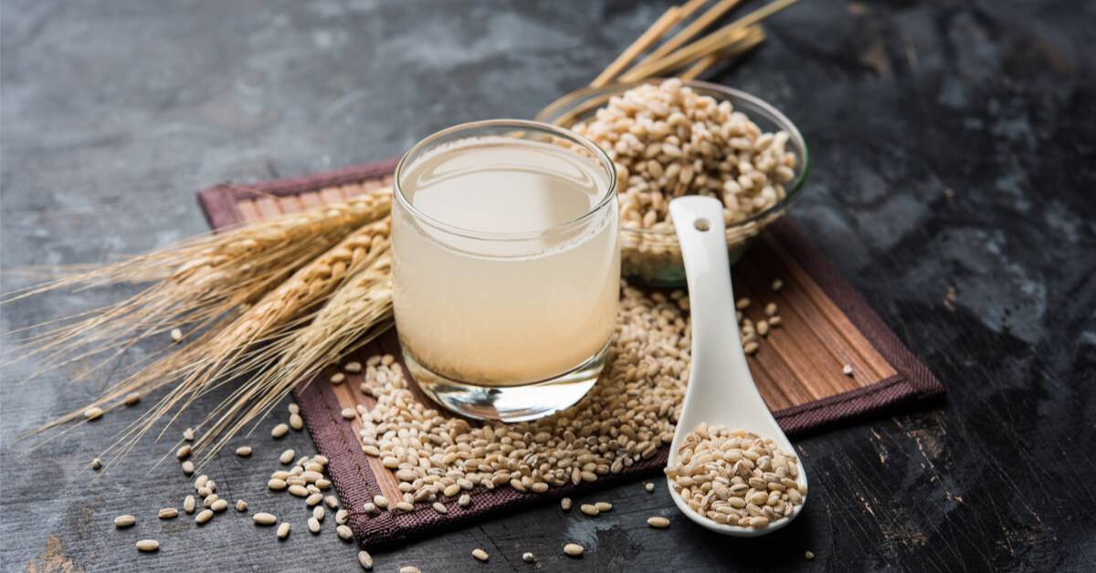 ماء الشعير بين الفائدة والضرر.. ماذا يحدث عند الإفراط في تناوله؟