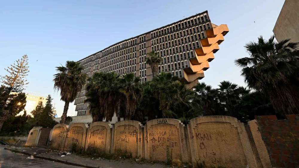 بعد جدل لسنوات.. بدء تفكيك فندق &laquo;الهرم المقلوب&raquo; في تونس (صور)