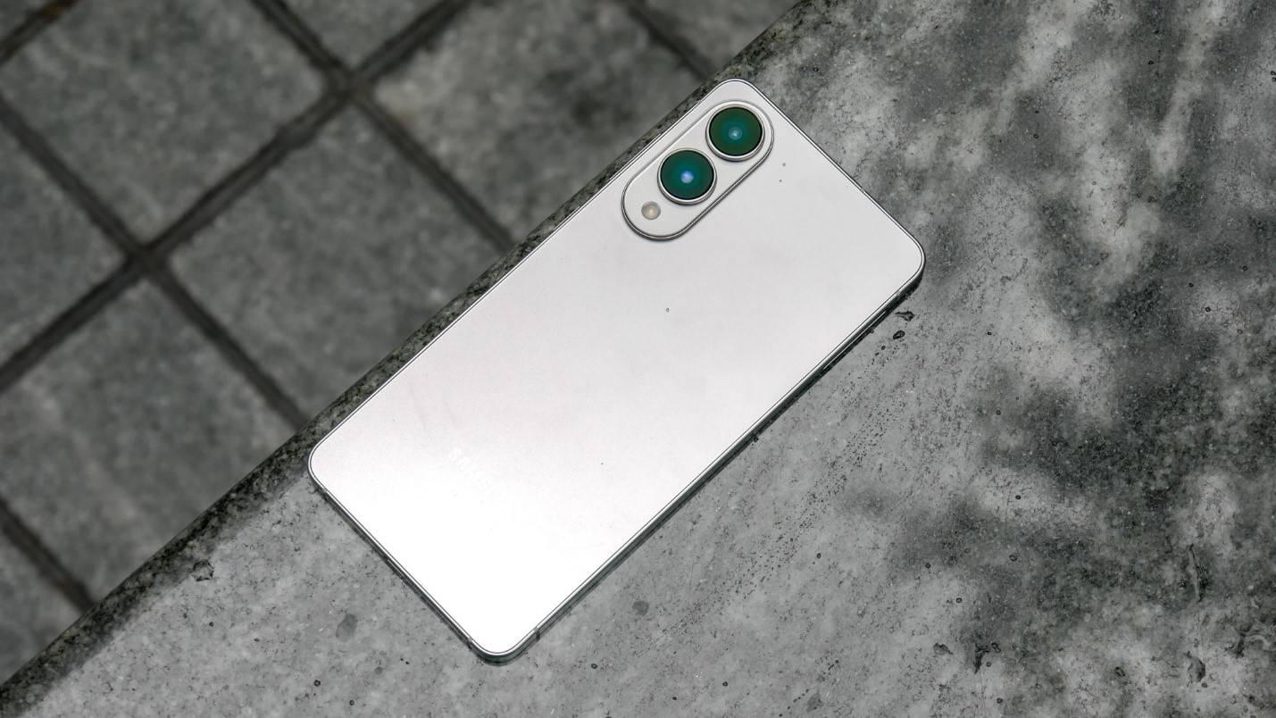 تسريب يكشف عن سعة بطارية متواضعة لهاتف Galaxy S26 Edge