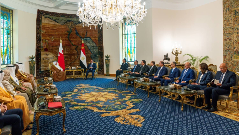 ولي العهد رئيس الوزراء يلتقي الرئيس المصري