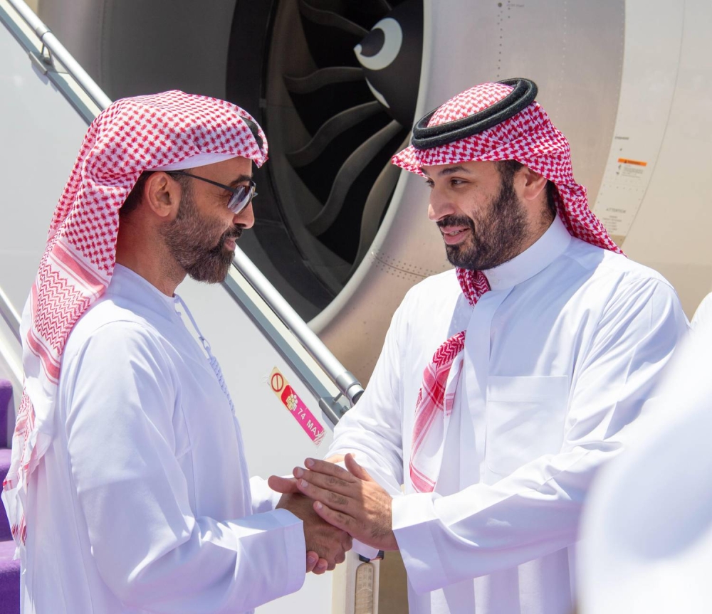 الرئيس الاماراتي يصل إلى الرياض وولي عهد السعودية في مقدمة مستقبليه