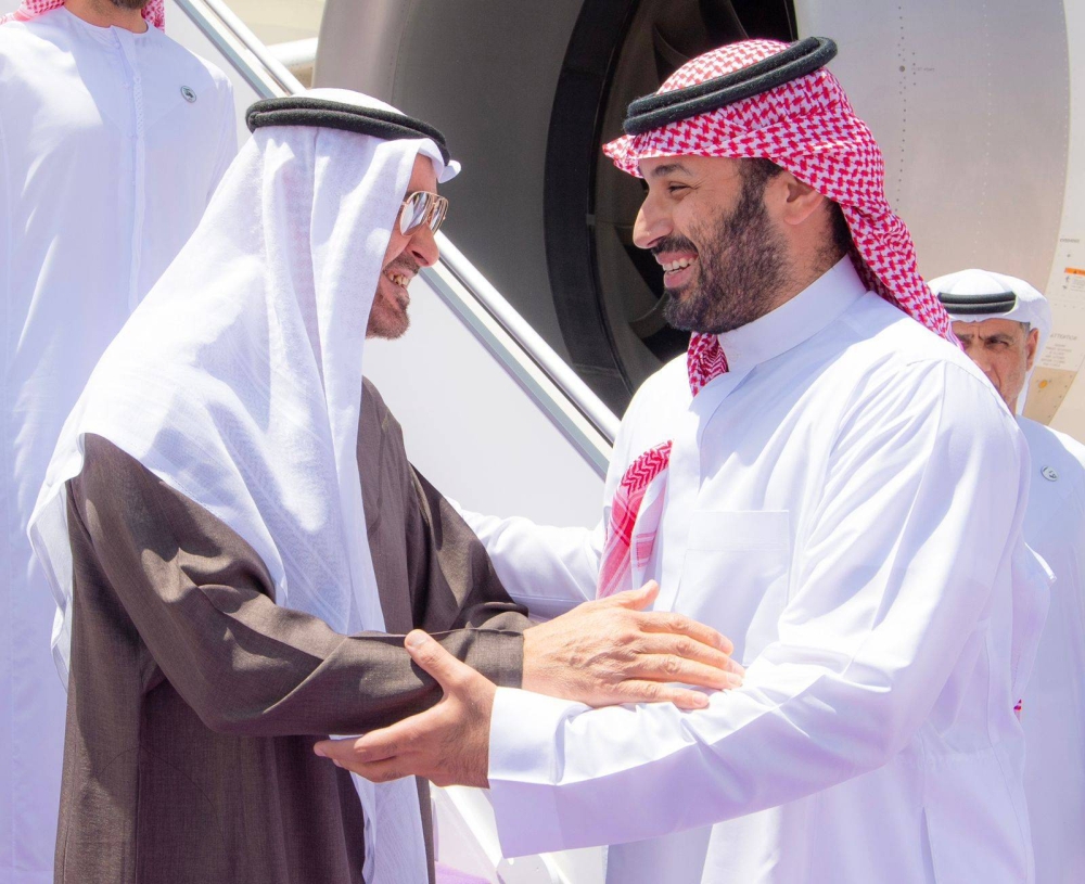 الرئيس الاماراتي يصل إلى الرياض وولي عهد السعودية في مقدمة مستقبليه