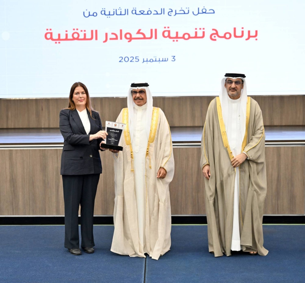 وزير الداخلية يشهد تخرج الدفعة الثانية من برنامج تنمية الكوادر التقنية