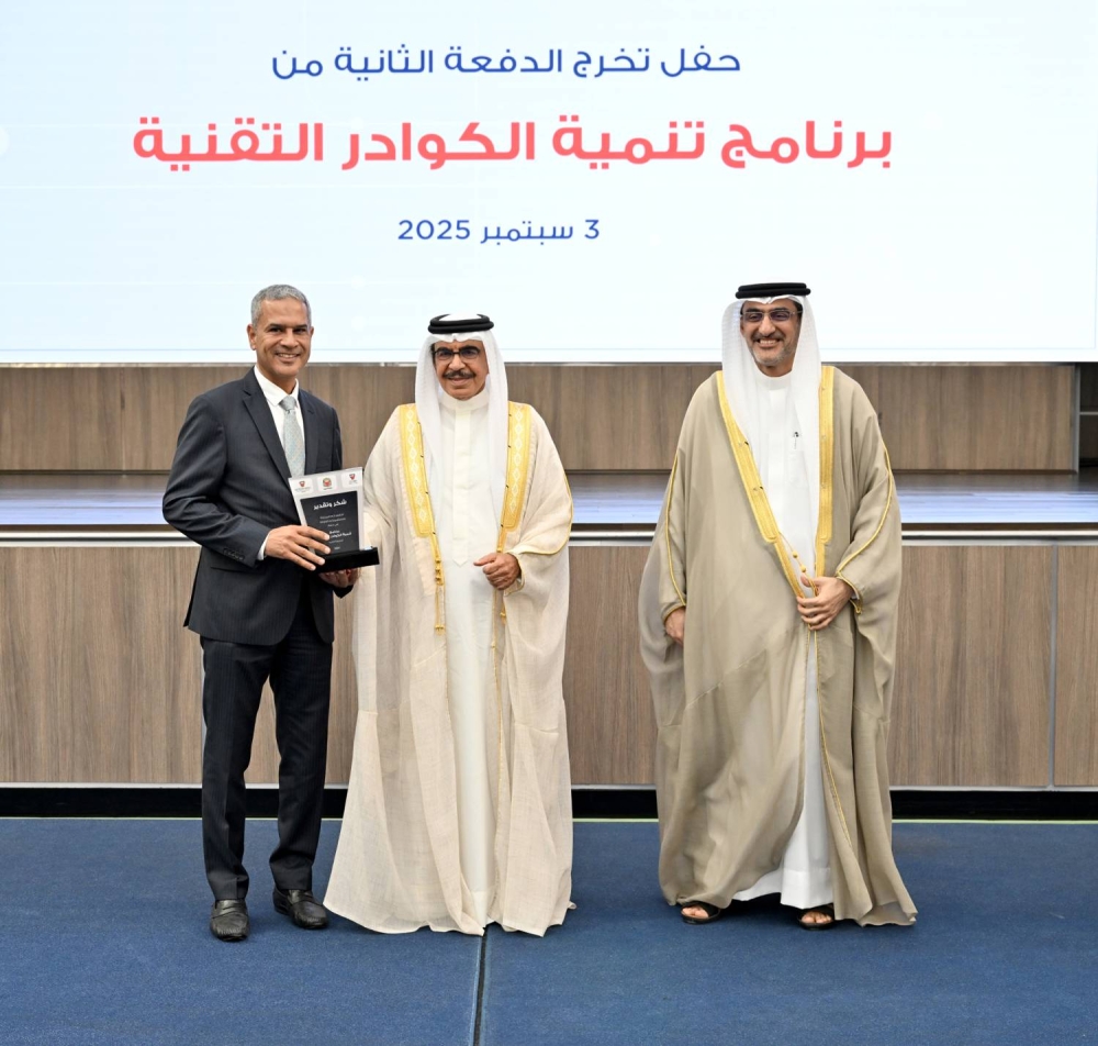 وزير الداخلية يشهد تخرج الدفعة الثانية من برنامج تنمية الكوادر التقنية