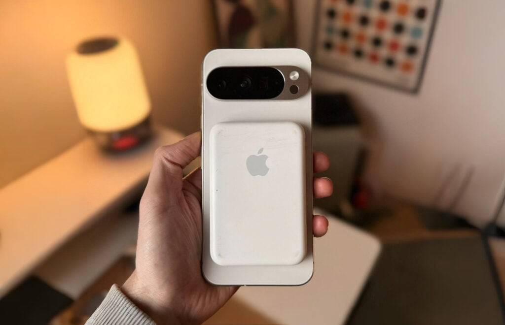 Qi2 يجمع آبل وجوجل.. بطارية MagSafe تدعم هاتف Pixel 10 Pro XL