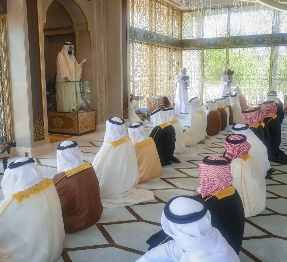 الملك المعظم يؤدي صلاة الجمعة المباركة بمسجد قصر الصافرية